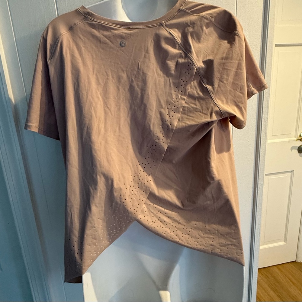 lululemon women’s tan asymmetrical lazer cutout top nwot size 10 - Picture 2 of 5